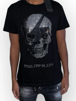 Philipp Plein T-shirt- Svart, Storlek L - Helt ny. Fin replika med hög kvalitet. EU| L Pris: 949kr. Modellen på bilderna är 175cm lång. Först till kvarn. Snabb leverans- skickas inom 24 timmar.