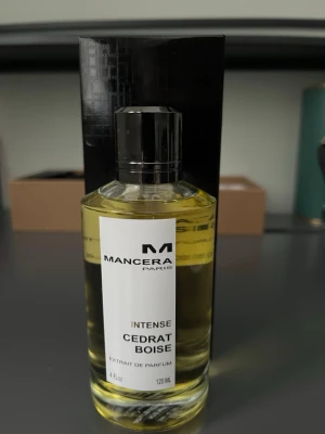 Mancera Cedrat Boise Intense parfym sample - Fräsch och lyxig parfym från Mancera, Cedrat Boise Intense. Flaskan är genomskinlig med svart lock och vit etikett. Innehåller 120 ml Extrait de Parfum med en gulaktig vätska. Perfekt för dig som gillar exklusiva dofter.Pris: 1ml 30 kr 2ml 60kr 3ml 89 kr