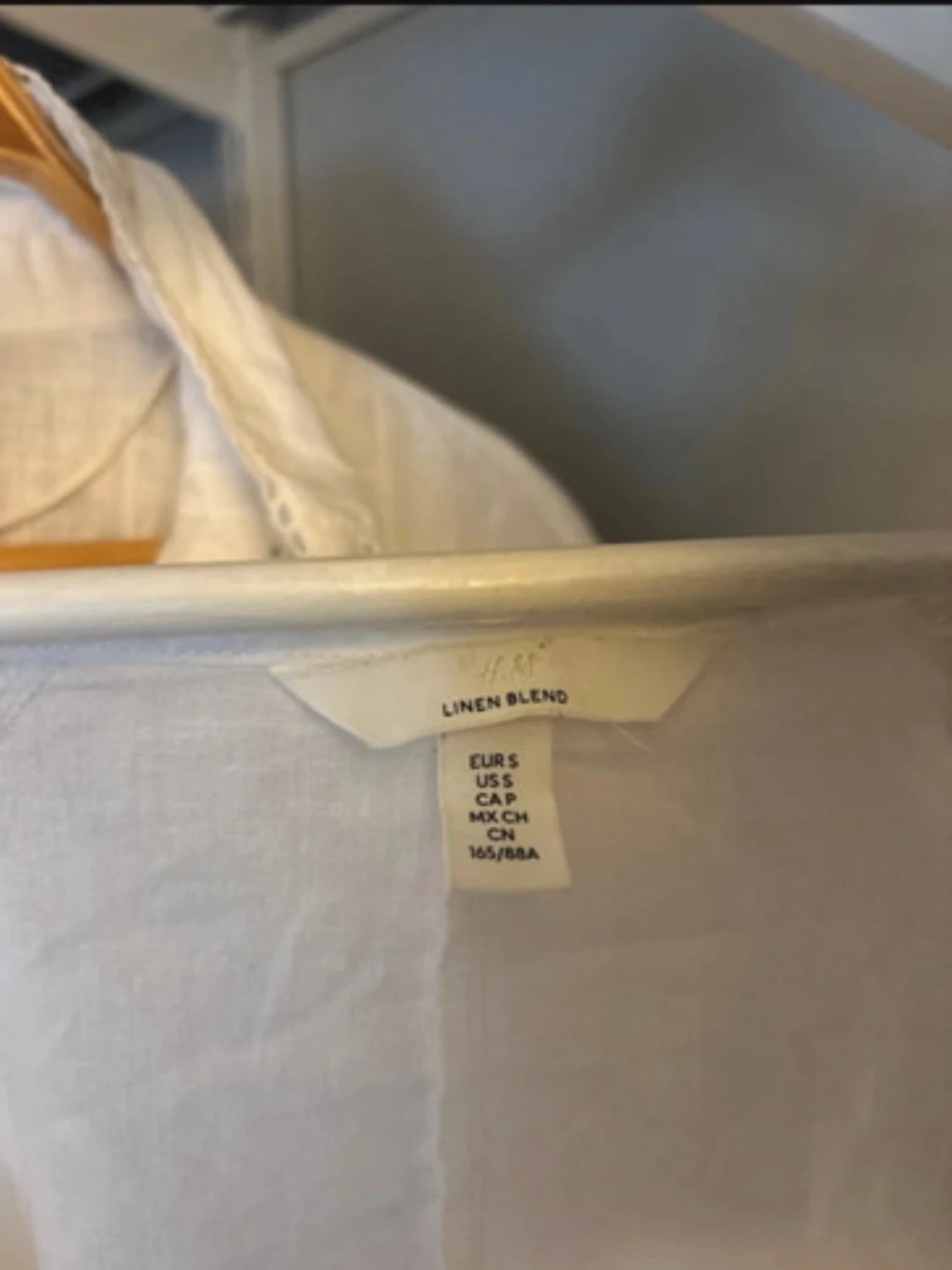 Vit blus med puffärm och knappar - 3