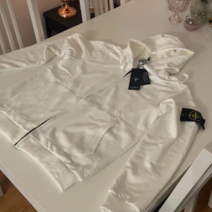 Stone Island zip up  - Säljer en oanvänd vit stoneisland som är väldigt snygg och stilren. Köpt på NK