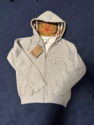 Burberry hoodie S - Burberry hoodie, väldigt bra kvalitet. Passar storlek S. Tveka inte att fråga vid funderingar eller liknande. Pris kan diskuteras! 💯