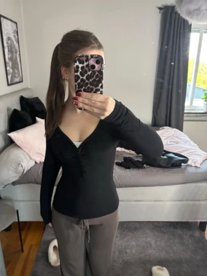 Svart långärmad topp med spets - Snygg topp som passar till vilket tillfälle som helst! Aldrig använt! Pris kan diskuteras!❤️