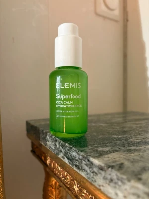 Elemis Superfood Hydration Juice - Elemis Superfood Cica Calm Hydration Juice är en återfuktande gel i en grön plastflaska med vit pump. Perfekt för dig som vill boosta huden med fukt och lugnande ingredienser. Smidig att använda och passar i din dagliga hudvårdsrutin.