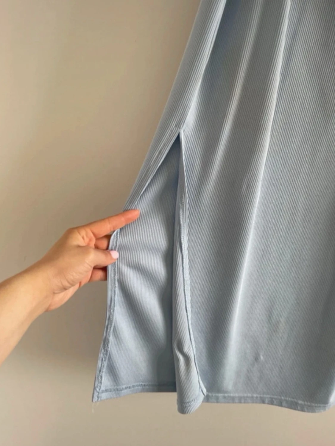 Ljusblå långklänning med öppen rygg - 3