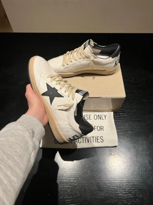Golden Goose Ballstar - Säljer dessa Golden Goose Ballstar i storlek 42 passar även 43 | Endast testade | NFC-Scan finns genom att skanna högra skon samt QR koder vid sista bild | Allt og på bild medföljer, priset kan diskuteras vid smidig affär🤝