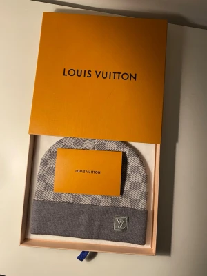 Lvmössa grå  - Helt ny med tags kartongen följer ej med!