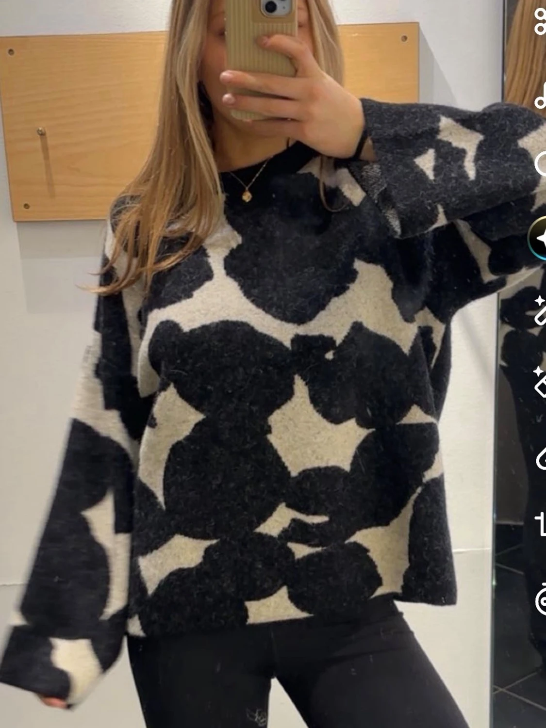 Stickad tröja med mönster