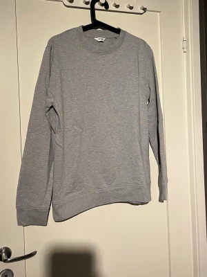 Grå sweatshirt från East West - En stilren grå sweatshirt från East West i storlek S. 