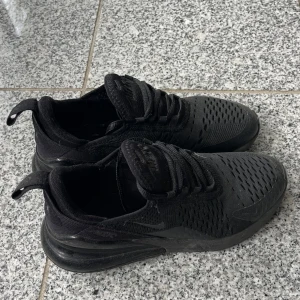 Svarta Nike Air Max 270 sneakers - Litet hål men syns inte om man har svarta strumpor!