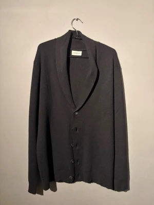 Svart.  kofta från Lindbergh - Stilren svart kofta från Lindbergh med relaxed fit. Fint skick 