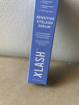 Xlash Sensitive Eyelash Serum 3 ml - Xlash Sensitive Eyelash Serum är ett ögonfransserum som ger längre och starkare fransar. Formulan är framtagen i Sverige och passar känsliga ögon. Dermatologiskt och oftalmologiskt testad. Innehåller 3 ml.