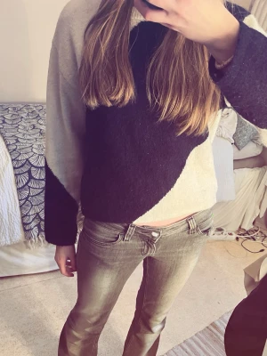 Mönstrad stickad tröja - En marinblå/vit mönstrad stickad tröja. Säljer då den är för kort💕