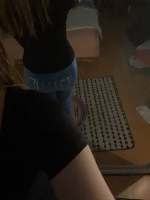 Blå Juicy Couture mjukisbyxor - Säljer ett par blåa mjukisbyxor från Juicy Couture med klassisk logga i vitt på baksidan. Byxorna har en skön loose passform och är perfekta för chill dagar. Mjukt material som känns riktigt bekvämt. 