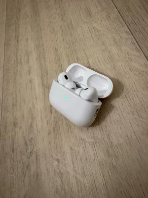 AirPods 2 Pro - Säljer ett par Apple AirPods 2 Pro i mycket fint skick. Komplett med laddningsetui, originalkartong och laddkabel. Hörlurarna är trådlösa och har aktiv brusreducering. Inga synliga repor eller skador. Det finns även kvitto vid intresse.