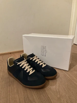 Maison Margiela gats marinblå - Säljer mina masion margiela gats då dom är för små för mig. Otroligt bra skick och dom snyggaste skorna man kan ha. Följer så klart alltid med boxen och på de dust bags så ja😀