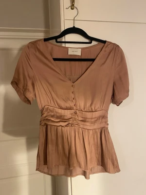 Topp Neo Noir - Superfin rosa topp från Neo Noir. Har tyvärr tappat en knapp, men knappen medföljer så man kan sy på den igen. Den har en dragkedja på ena sidan. Pytteliten fläck som syns i vissa ljus men den är inte så tydlig. Stolen XS. Säljer då den inte passar längre. Hör av er vid frågor!💕