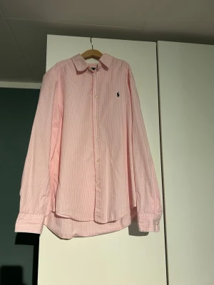 Ralph lauren skjorta - Jag Säljer en riktigt snygg och somrig ralph lauren skjor med vita och rosa ränder. Den är riktigt snygg och inga problem tveka inte på att höra av dig vid frågor!