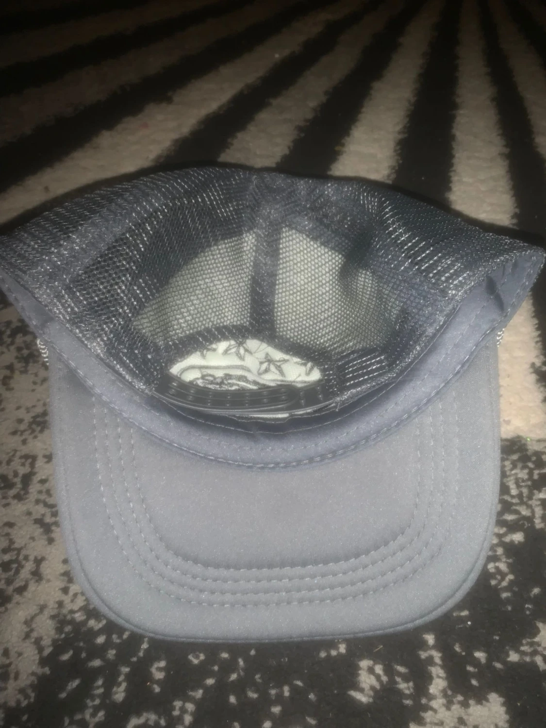 Grå meshkeps med broderad logga - 1