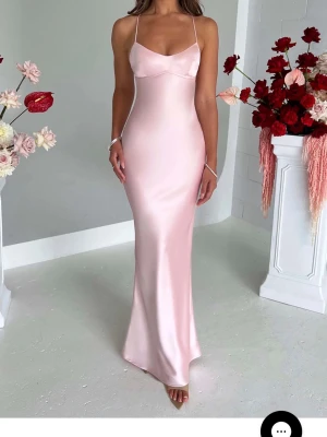 Ljusrosa långklänning i satin - Ljusrosa balklänning i satin, andvänd en gång och ser oanvänd ut. Justerbar då den knyts i ryggen. Köpt för 1500 ink frakt. 