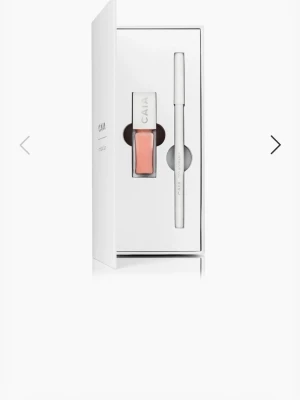 CAIA läppglans och läppenna kit - Snyggt kit från CAIA med läppenna och läppglans. Helt oanvända ligger i kartongen. Råkade beställa två likadana 💞