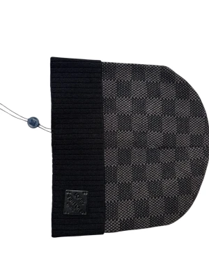 L✔️ mössa mörk grå/svart - Snygg L✔️ mössa som är helt ny och aldrig använd.