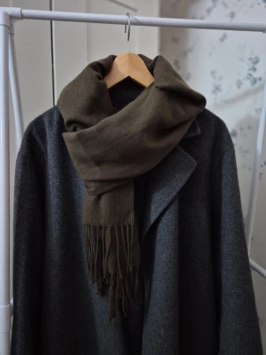 Brun halsduk  - Mjuk och varm halsduk med klassisk design, perfekt för höst- och vintersäsongen.