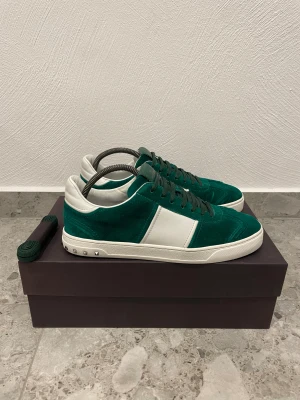 Valentino Flycrew  - Valentino Flycrew || Storlek 42 (passar något större) || Skorna är i mycket bra skick, (däremot något missfärgat i mockan vid tån) || Box och extra skosnören medföljer vid köp || Tveka inte på att höra av dig vid frågor eller funderingar 