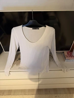 Vit långärmad topp från lager 157 - En enkel och stilren vit långärmad topp från lager 157 med rundad halsringning. Tillverkad i mjuk bomull som känns skön mot huden. Perfekt att matcha med jeans eller kjol för en clean look. Storlek S men folk som bär M kan oxå använda denna då den var stor i storleken. Ordpris:150kr säljer för 95kr plus frakt. Använt 3 gånger 