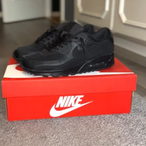 Air max 90 - Säljer ett par svarta Air max 90 som inte passar mig,dem är använda 2 gånger men inget som syns.