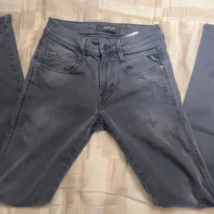 Replay svarta jeans med slitningar - Säljer dessa skit feta replay anbass jeans i storlek 27/32, 9/10 skick. 