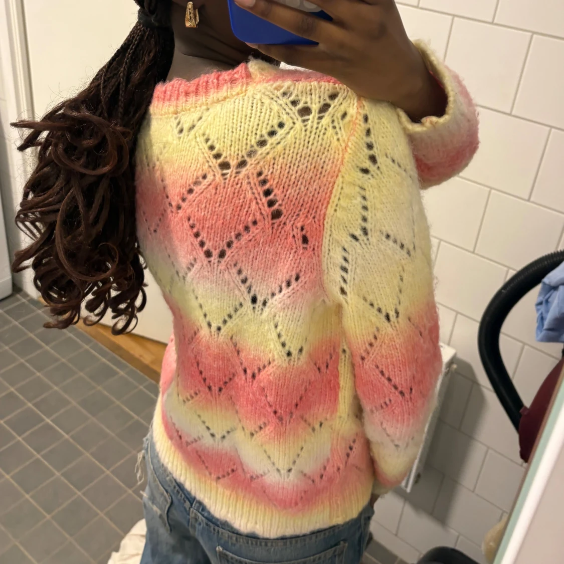 Pastellfärgad stickad kofta med knappar - 1