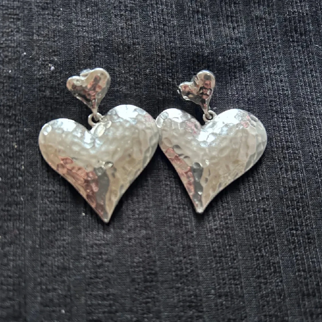 Silverfärgade hjärtformade örhängen