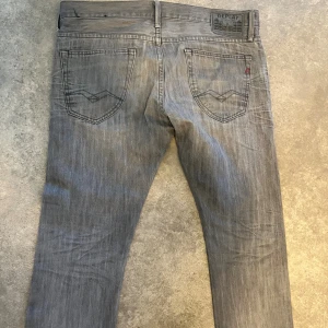 Replay grå jeans  - Säljer  ett par grå jeans från replay storlek 34-32  
