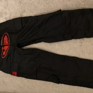 Corteiz Cargos  - Corteiz cargos i nyskick, aldrig använda bara provade 10/10 Fått i gåva under julen av min bror men dem var för stora. Storlek M Kom dm för frågor!