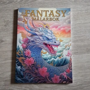 Fantasy Målarbok (helt ny) - Ge dig in i en magisk värld med denna fantasy målarbok! Fyll sidorna med färg och möt drakar, enhörningar, alver och andra legendariska varelser. Perfekt för dig som älskar kreativitet, detaljer och avkopplande underhållning. Passar både nybörjare och mer avancerade färgläggare. Köpt på akademibokhandeln för 80kr