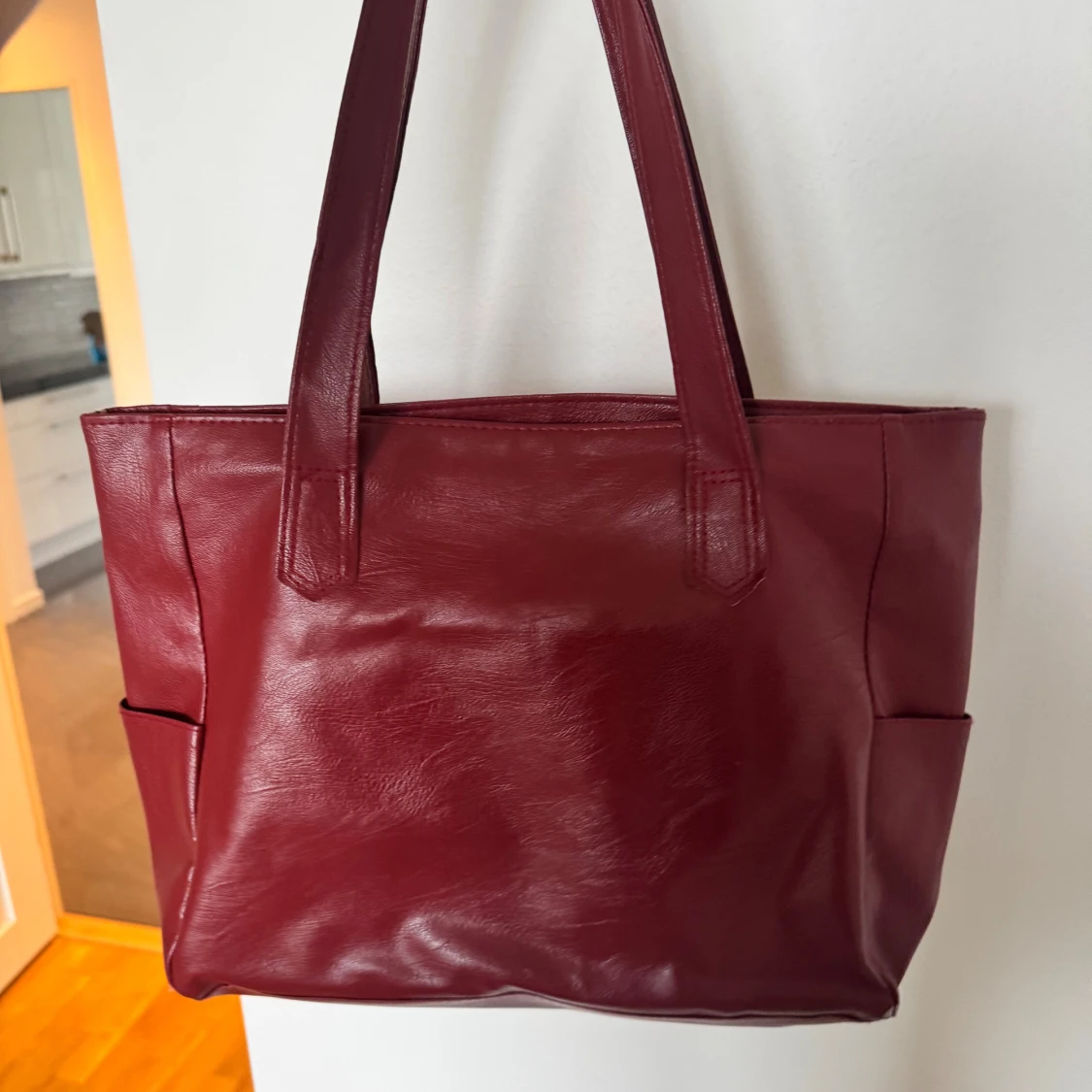 Vinröd axelväska  - 1