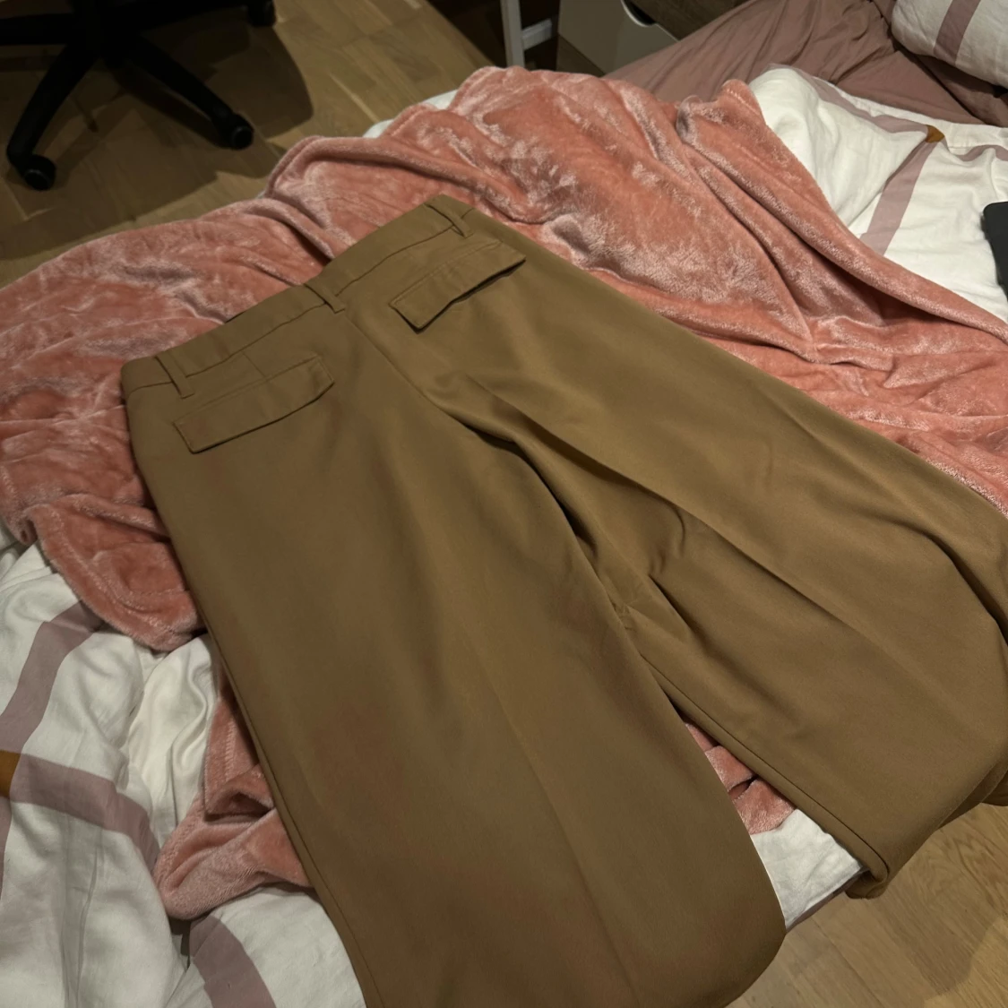 lågmidjade kostymbyxor - 1