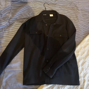 Selected Homme Overshirt - Svart overshirt från Selected Homme i storlek XXL. Mycket bra skick! Passar XL med en tröja under! Skriv om du har några frågor😊