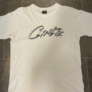Cortez t-shirt  - Säljer nu en väldigt snygg Cortez tshirt som är i fint skick! Den är perfekt som tshirt under en zip up eller bara för sig själv pågrund av det feta trycket! Det står storlek XL men Cortez är små i storleken så det är som en L! Priset är ej hugget i sten, så det är bara att skicka ett prisförslag!