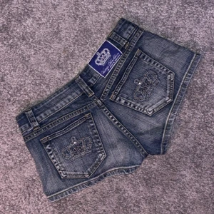 Victoria Beckham Rock & Republic - Helt nya victoria beckham shorts i storlek S med 39 cm tvärsöver midjan. 💞 Sitter jätte snyggt runt höfterna! För stora för mig som har XXS och har bara kunnat använda dem två gånger med skärp :c (Diamanterna på backfickornas krona är lila <3)