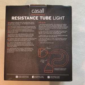 Resistance Tube Light - Casall Resistance Tube Light är ett mångsidigt träningsredskap för motståndsträning av hela kroppen. Med textilöverdrag och TPR-handtag, passar den för alla större muskelgrupper. Produkten är PVC-fri och i nyskick, perfekt för styrketräning hemma eller på resan.