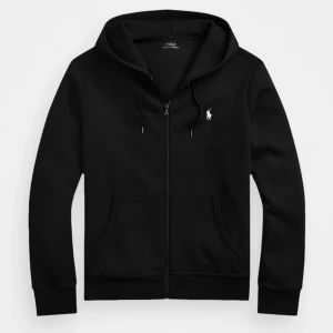 Svart hoodie från Polo Ralph Lauren  - Svart hoodie med dragkedja från Polo Ralph Lauren. Klassisk design med huva och snörning, två fickor fram och vit broderad logga på bröstet. Tillverkad i mjuk bomullsmix som är skön att ha på sig. Perfekt för chill dagar och enkel att matcha med jeans eller joggers.