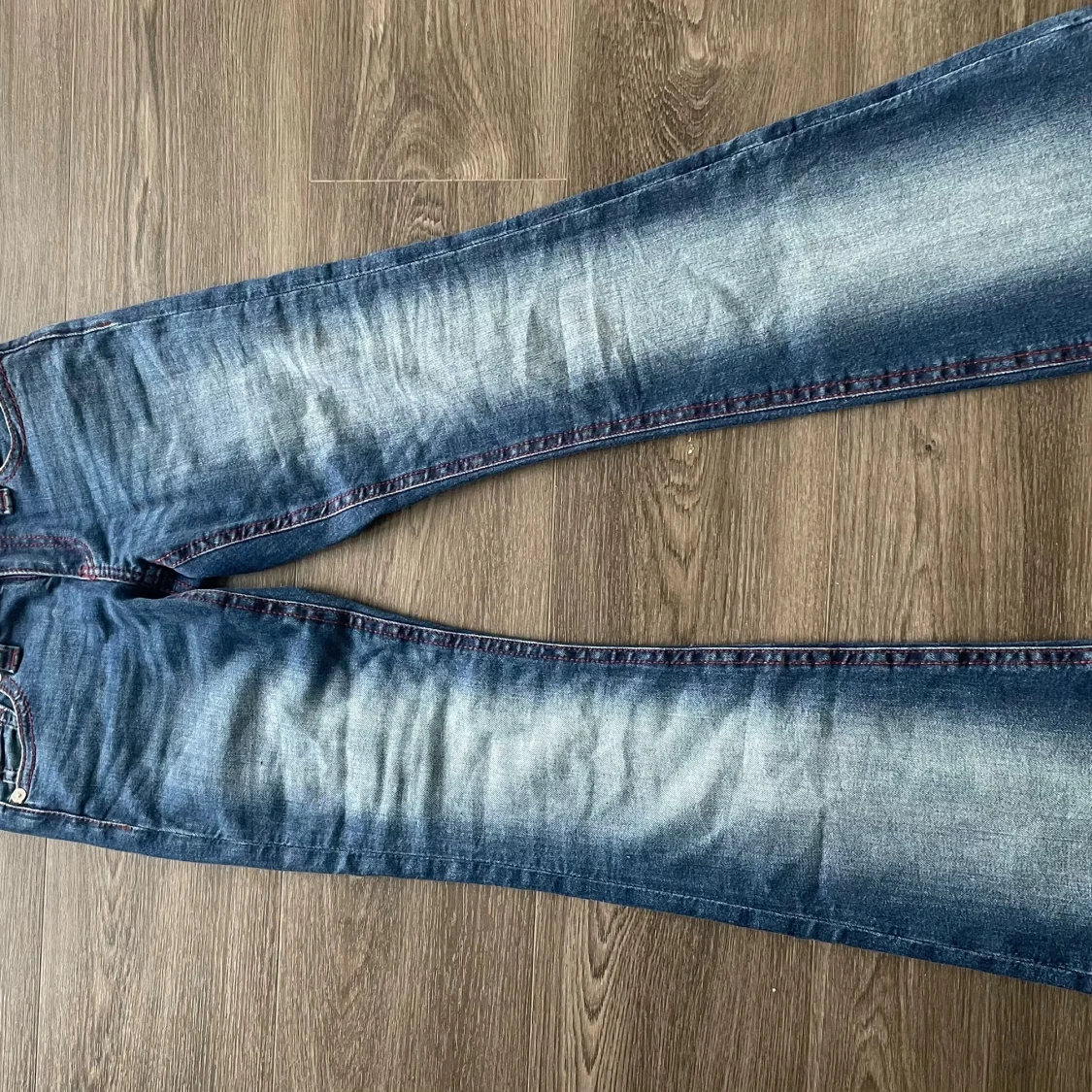 Blå bootcut jeans med röda sömmar - 3