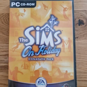 The Sims: On Holiday Expansion Pack - The Sims: On Holiday är ett expansionspaket till The Sims. Du måste äga The Sims för att kunna spela detta. Skivan och fodralet är i gott skick, men manualen har några barnteckningar. Upplev nya semestermöjligheter, vinterlandskap och över 125 nya föremål. 