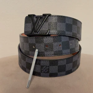 Hel svart bälte  - Hel svart bälte 115 cm långt vid frågor eller intresse skriv gärna😁