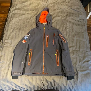 Vinterjacka, skidjacka 8848 - Sparsamt använd jacka från 8848 i mer eller mindre nyskick! Varmt fodrad med avtagbar luva samt snygga detaljer som ”patches” på högerarmen. Pris går alltid att diskutera!:)                           //Hugo