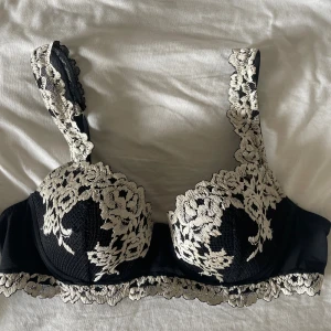 Intimissimi bh - Svart Intimissimi bh i storlek 75B. Endast använd ett fåtal gånger. Nypris 519kr