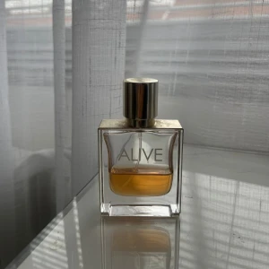 Boss Alive Parfym - 30 ml från början, har använts en del, se bild för att se hur mycket som är kvar.