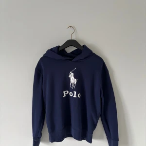 Navy hoodie från Polo Ralph Lauren - Säljer en mörkblå hoodie från Polo Ralph Lauren med klassisk vit logga och huva. 