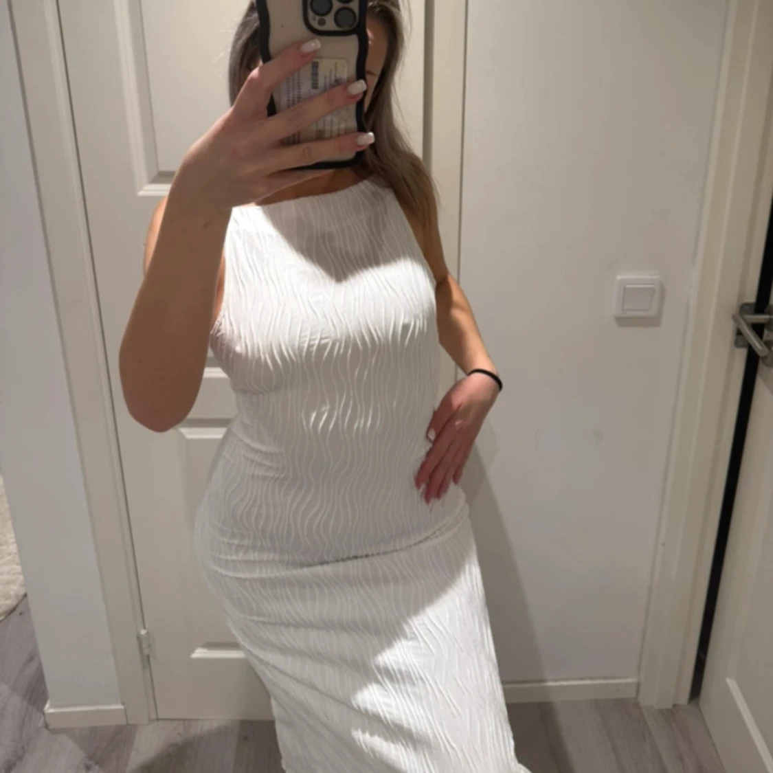 Vit långklänning med vågigt mönster - 1